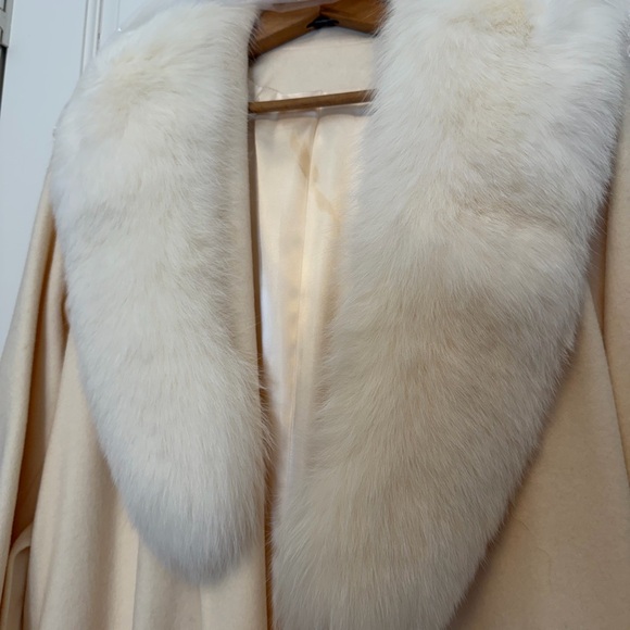 Absolutely Stunning Winter White 100% Wool full length coat with Rabbit collar! - Picture 9 of 17